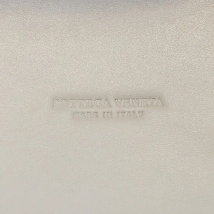 Batch 1860 BottegaVeneta# 🧷Early autumn calfskin SLIP tote handbag, the oversized woven design really makes it a huge gap from ordinary tote bags🔗🔗Different color combinations for the inner and outer layers ⛓Daniel Lee leads the brand gene to continue to evolve with fresh inspiration🧬🧬 Showing the balance between luxury and reality👉Sheepskin Size 36*24*12【9892#】